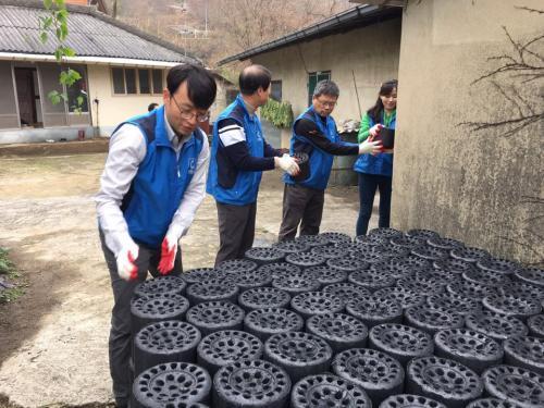 파랑새 자원봉사단의 연탄배달