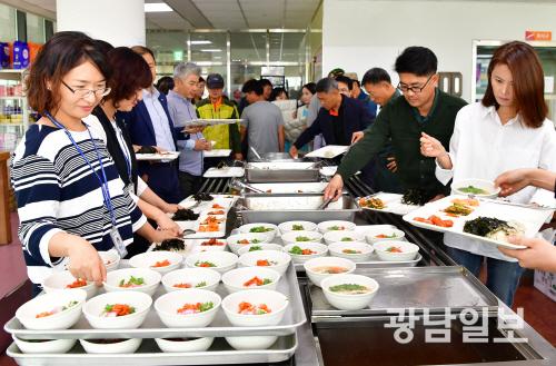 ‘오늘은 국수먹는 날’