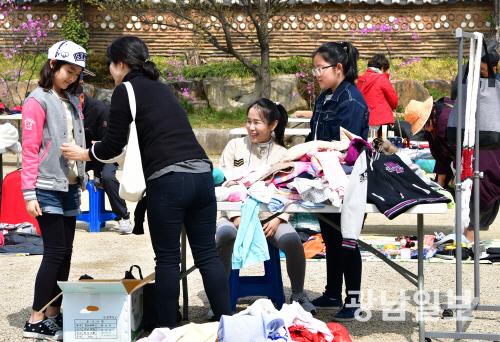 ‘보물섬’재활용장터 찾은 시민들