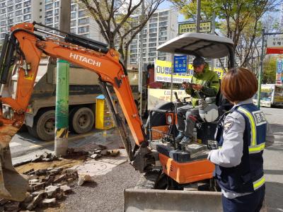 [사진뉴스]금호지구대, 보도정비공사 안전사고 예방 활동