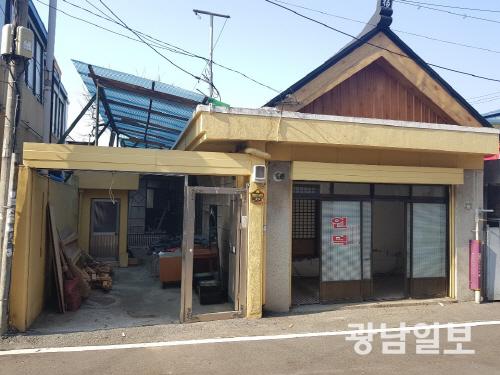 퇴락한 동네 작은 미용실 전시공간 구축 변신