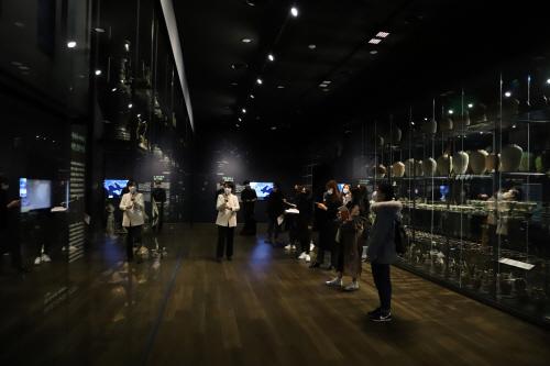 영롱한 ‘도자’ 한 자리…亞도자문화실 문 열다