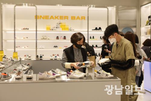 롯데아울렛 광주수완점, 스니커즈 편집숍 ‘스니커바’ 오픈