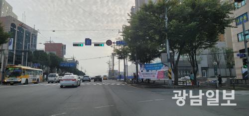 광주 도심 곳곳 불법광고물…시민들 ‘눈살’