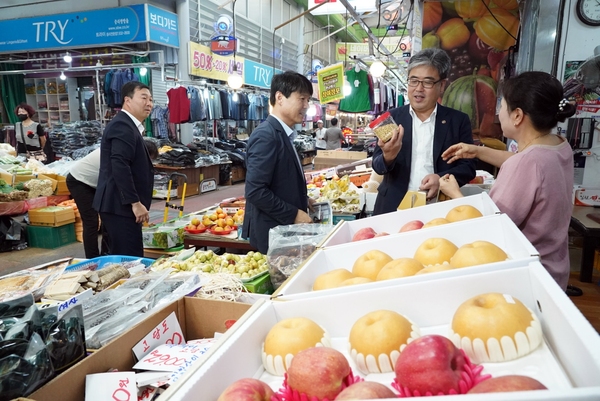 [포토뉴스] 중리시장 찾은 산림청장