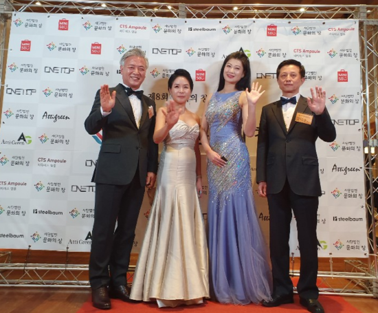 [포토] ‘2019 문화의 창, 송년의 밤’ 포토존에 선 하은영ㆍ첸옌옌 교수