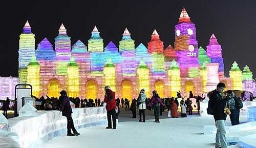 ‘31회 하얼빈 빙등제’ 무지개색 얼음조각 축제