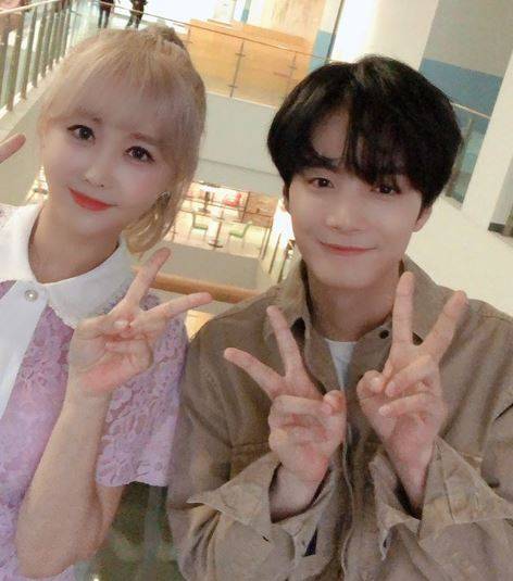  윰댕, 뉴이스트 종현과 다정하게 찰칵..너무 순수하고 착함 