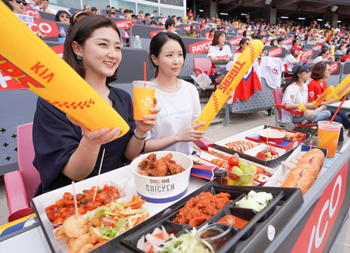 치킨 꺾었다! 신세계푸드 떡튀순, 야구장 메뉴 순위 1위 등극 