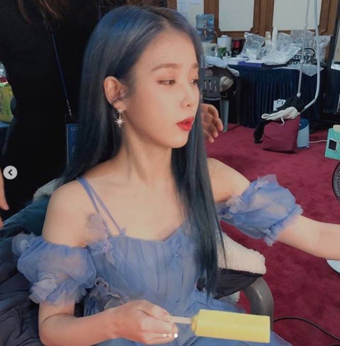 아이유 아이스크림 들고 찰칵 인형 같은 비주얼