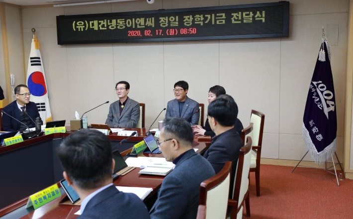 정일 대건냉동 이엔씨 대표, 신안군장학재단에 1000만원 전달