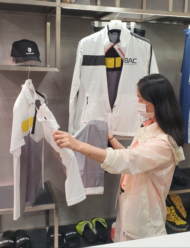 롯데아울렛 광주월드컵점,블랙야크 그룹전 진행