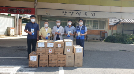 한빛원자력본부, 영광군 전통시장 상인에 여름용 마스크 전달