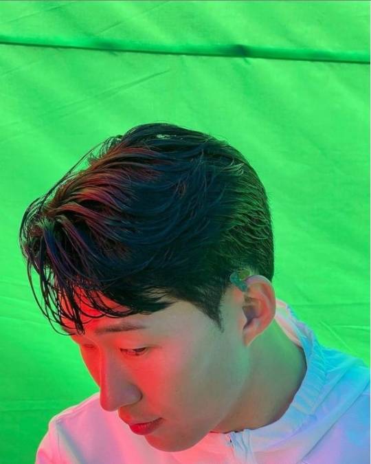 손흥민, 세잎클로버 귀에 꽂고 새해 인사 소망하는 것들에 가까워지길