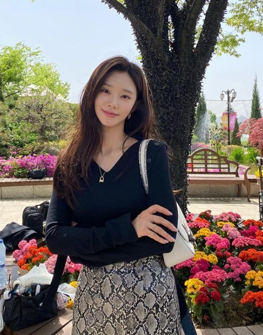 닥터로이어 이주빈, 주변 밝히는 햇살 미소 봄이었다