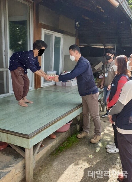 한전엠씨에스(주) 청도지점, 지역 독거노인에 도시락 배달 봉사활동 펼쳐