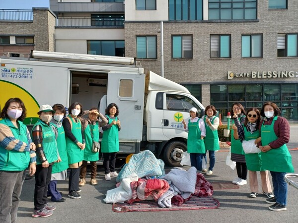[포토] 유성구학하동새마을부녀회, 새마을 이동 빨래 봉사