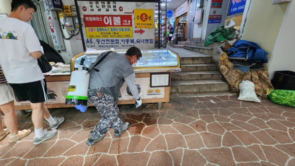 대전 서구, 여름철 전통시장 해충방역으로 깨끗한 먹거리 제공