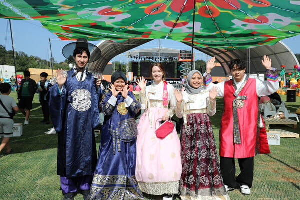 방문객 넘쳐나는 금산세계인삼축제...인기 이유 있었네