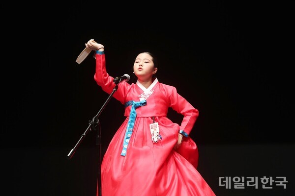 [영상] 판소리 흥부가 중 초 앞 창하는 박소율 학생