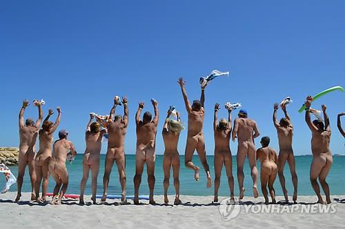 몸만 와…결혼식에 알몸 허용한 이탈리아 누드 비치