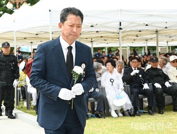 헌화하는 김장호 구미시장