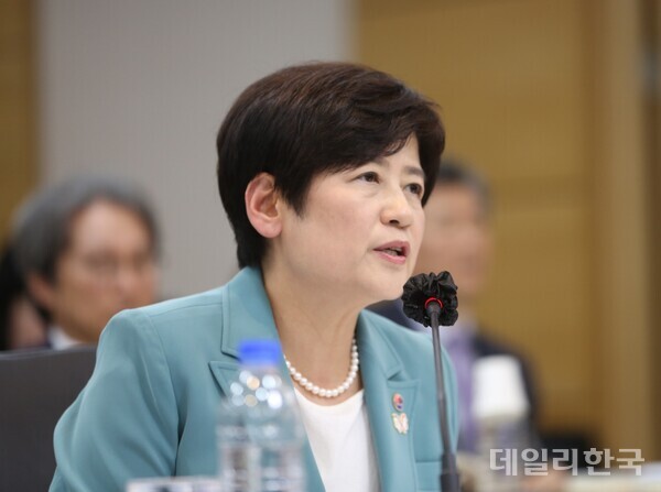 답변하는 강은희 대구시교육감