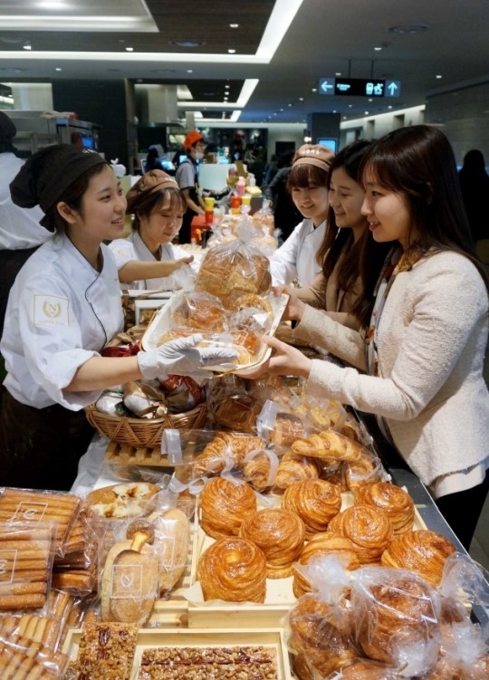 현대백화점, 서울 3대 빵집 「나폴레옹 과자점」백화점 입성