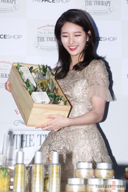 수지, 한파도 녹일 반달 눈웃음