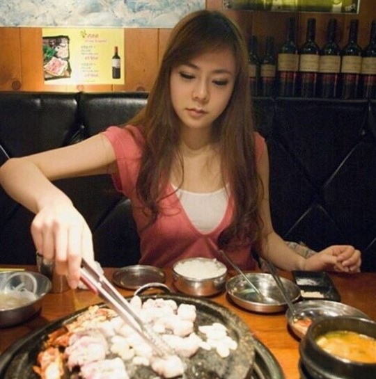 김나나, 먹방 사진 공개 … 고기보다 몸매에 눈길이 완벽 몸매 화제
