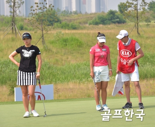 심각한 김다나와 화기애애 윤슬아 [사진]