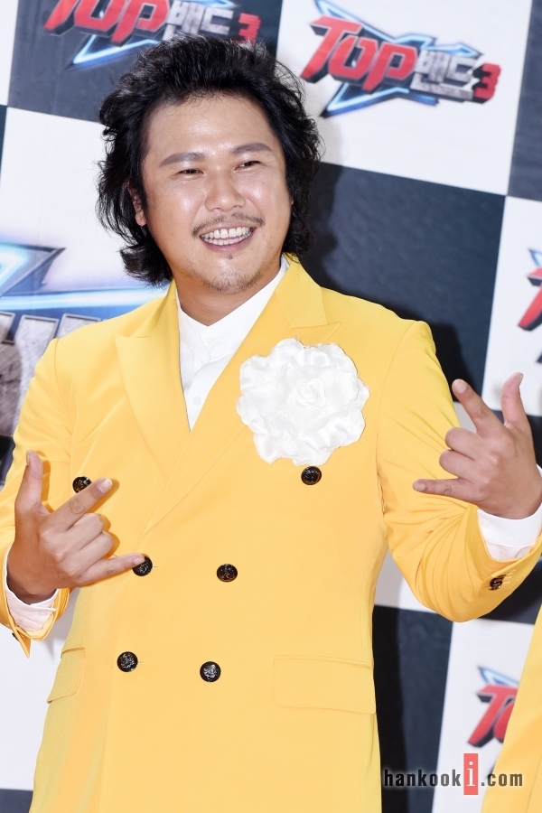 장미여관 육중완, 샛노란 의상입고 선한 미소로