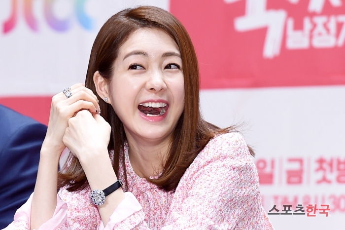 이요원 박장대소
