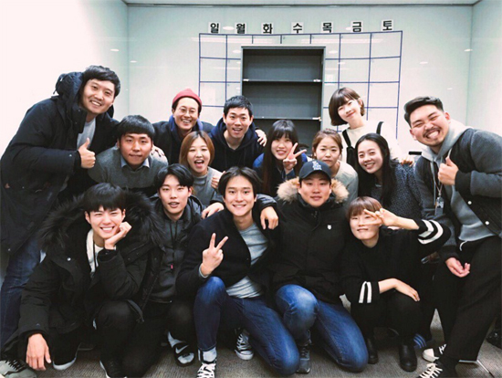 박보검, 꽃보다 청춘 단체사진 공개…한 번 사는 인생, 매일 꽃보다 아름답게