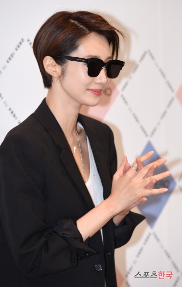 고준희, 한 듯 안한 듯…시선 가는 베이비핑크 네일