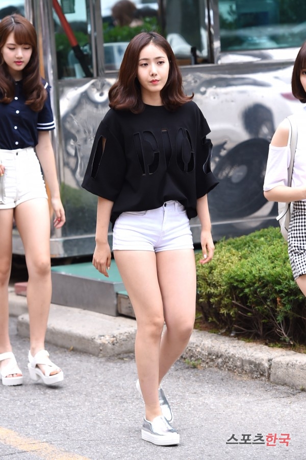 여자친구 신비 졸린 표정도 예뻐~(뮤직뱅크 출근길)