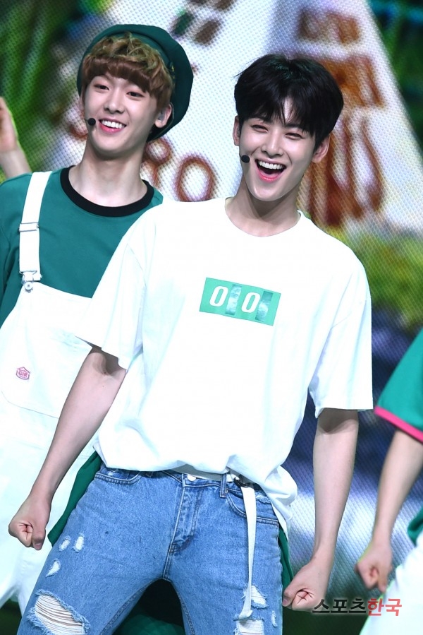 아스트로 차은우, 기분 좋아지는 꽃미소