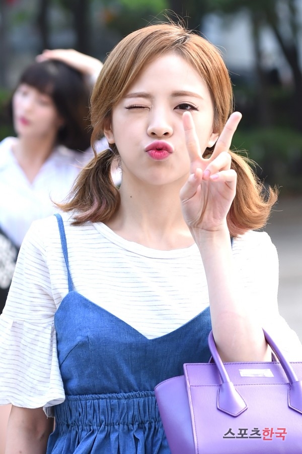 오마이걸 진이 심쿵 유발하는 애교~(뮤직뱅크 출근길)