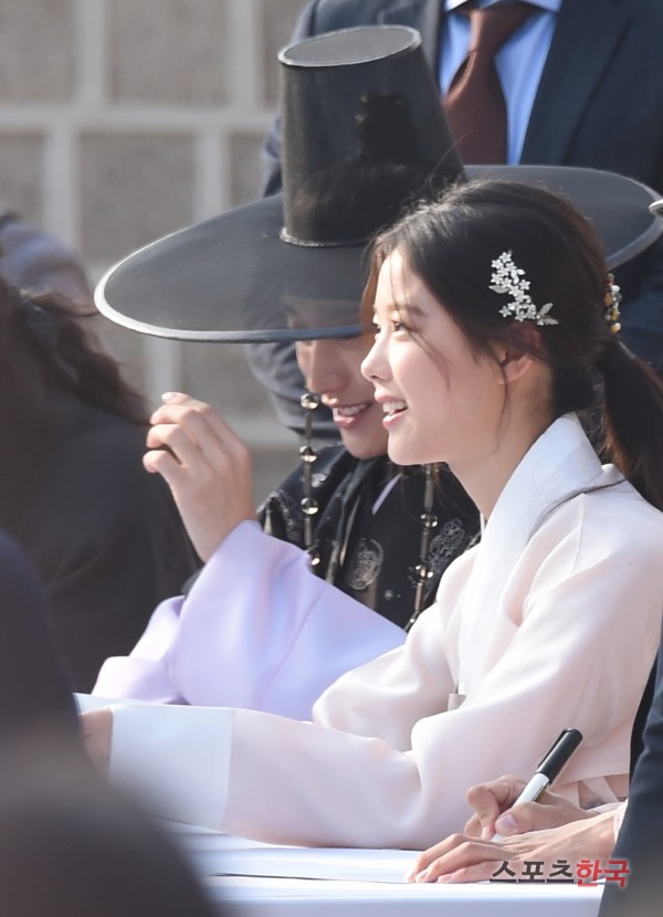 김유정, 멀리서 봐도 미모가 반짝 (구르미 그린 달빛 팬사인회)