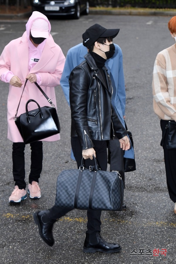 방탄소년단, 명품 가방 하나씩 들고 출근 (뮤직뱅크 출근길)