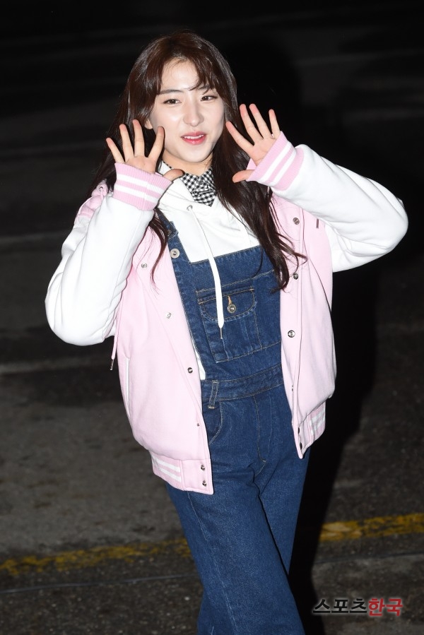  우주소녀 은서, 뽀~얀 피부 (뮤직뱅크 출근길) 