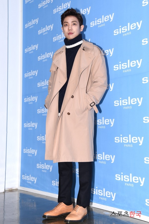  이준, 여심 훔치는 트렌치 코트 스타일링 