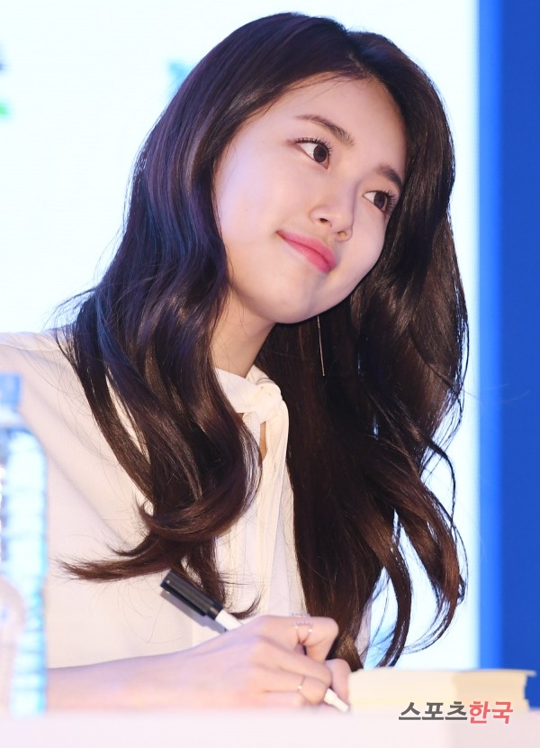  수지, 여성스러움 살리는 헤어 스타일링 
