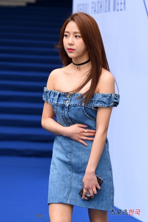  예원, 과감한 오프숄더 패션 (서울패션위크) 
