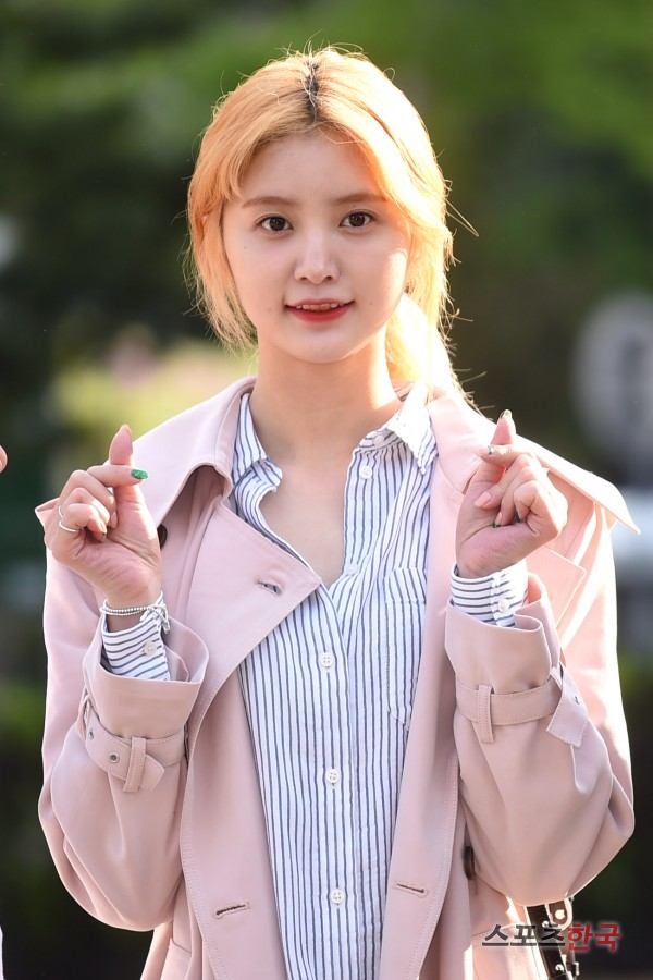  EIXD 정화, 아침 햇살에 빛나는 금빛 헤어(뮤직뱅크 출근길) 