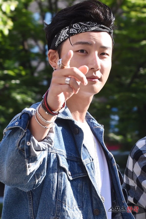  윤시윤 제이투(j2)로 뮤직뱅크 출동~(뮤직뱅크 출근길) 
