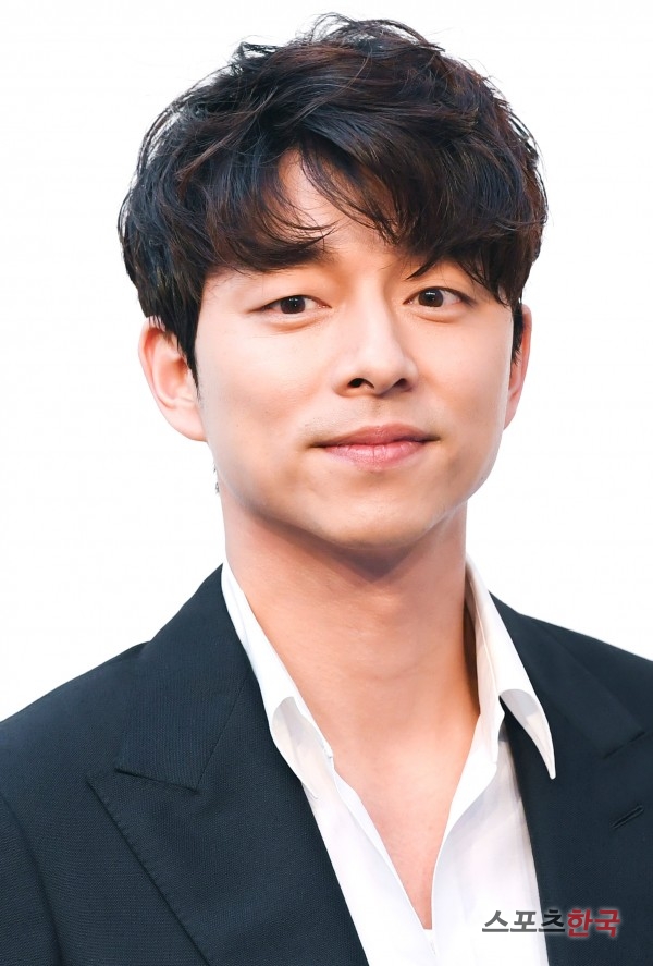  공유 촉촉한 헤어스타일 