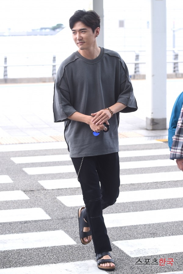 데니안 비행기 탈때는 편안한 패션으로 