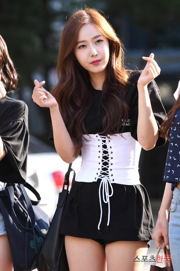  성숙미 철철 여자친구 신비, 당당한 코르셋 패션 (뮤직뱅크 출근길) 