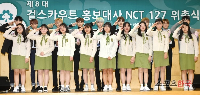  NCT127, 걸스카우트와 기념촬영 